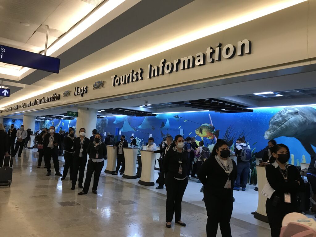 カンクン国際空港のツアーの受付デスク