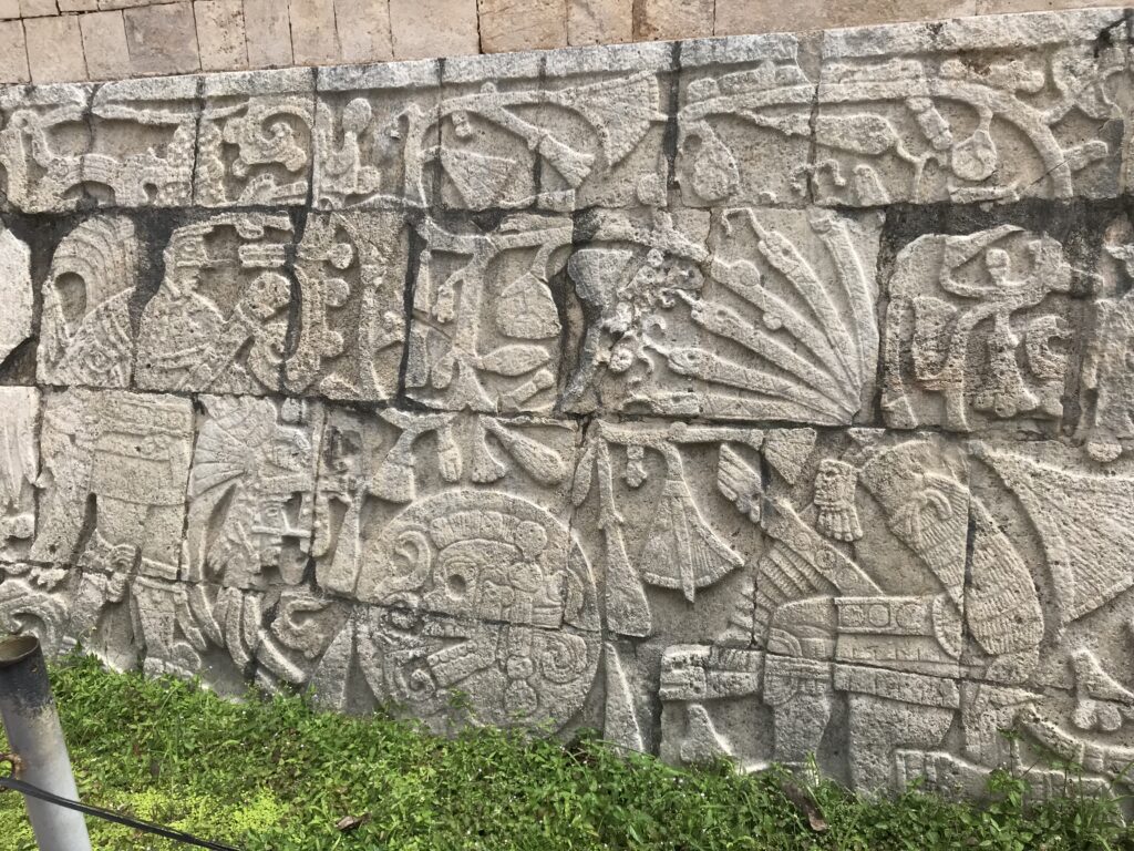 チチェン・イッツァの球技場の生贄の彫刻