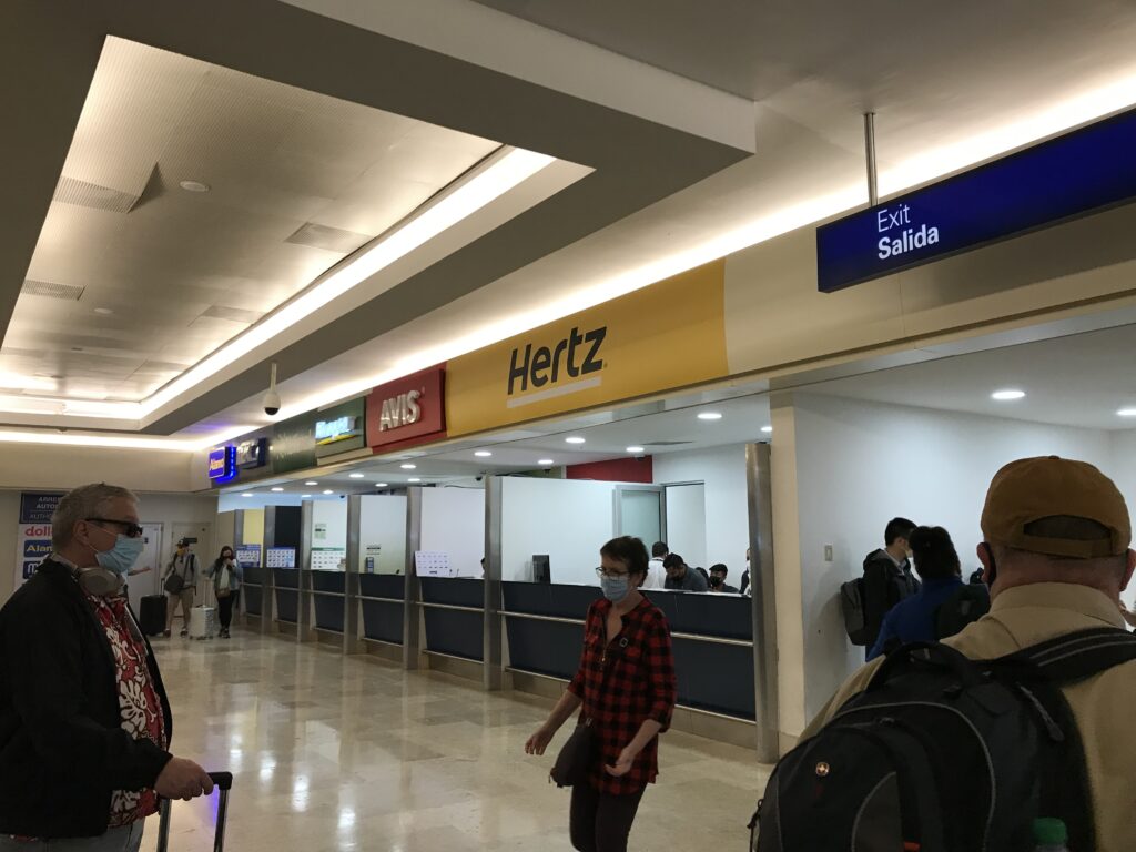 カンクン国際空港のレンタカーやツアーの受付デスク