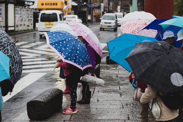 日本の小学生の雨の日の登校