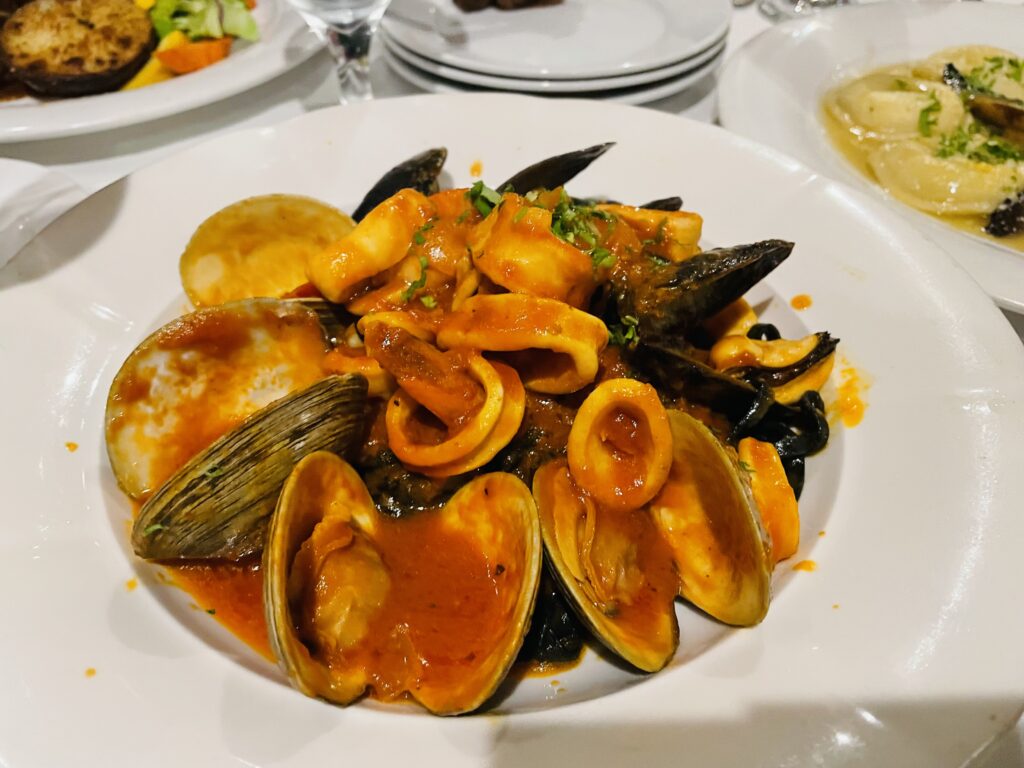 イタリアンレストランアマロン、魚介のイカ墨パスタ