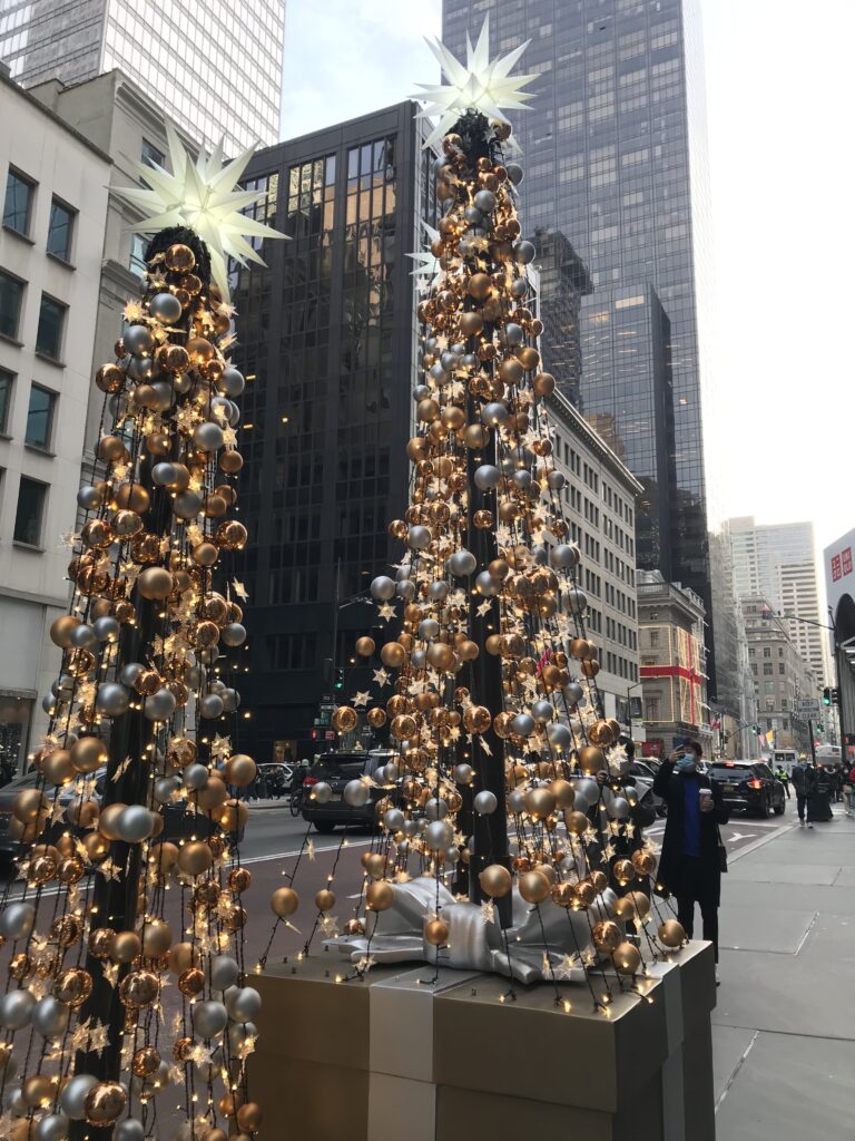 ニューヨーク五番街のクリスマスイルミネーション、ホリデーウィンドウ