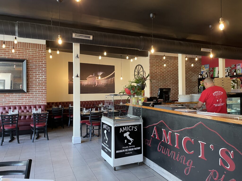 Amici's、イタリアンレストラン