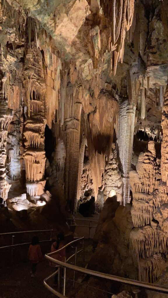 アメリカ東部最大の鍾乳洞、ルーレイ洞窟（Luray Caverns）、リュレー洞窟