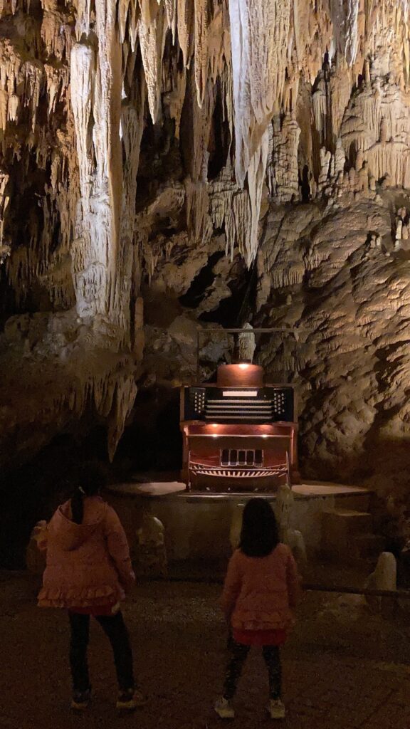 アメリカ東部最大の鍾乳洞、ルーレイ洞窟（Luray Caverns）、リュレー洞窟