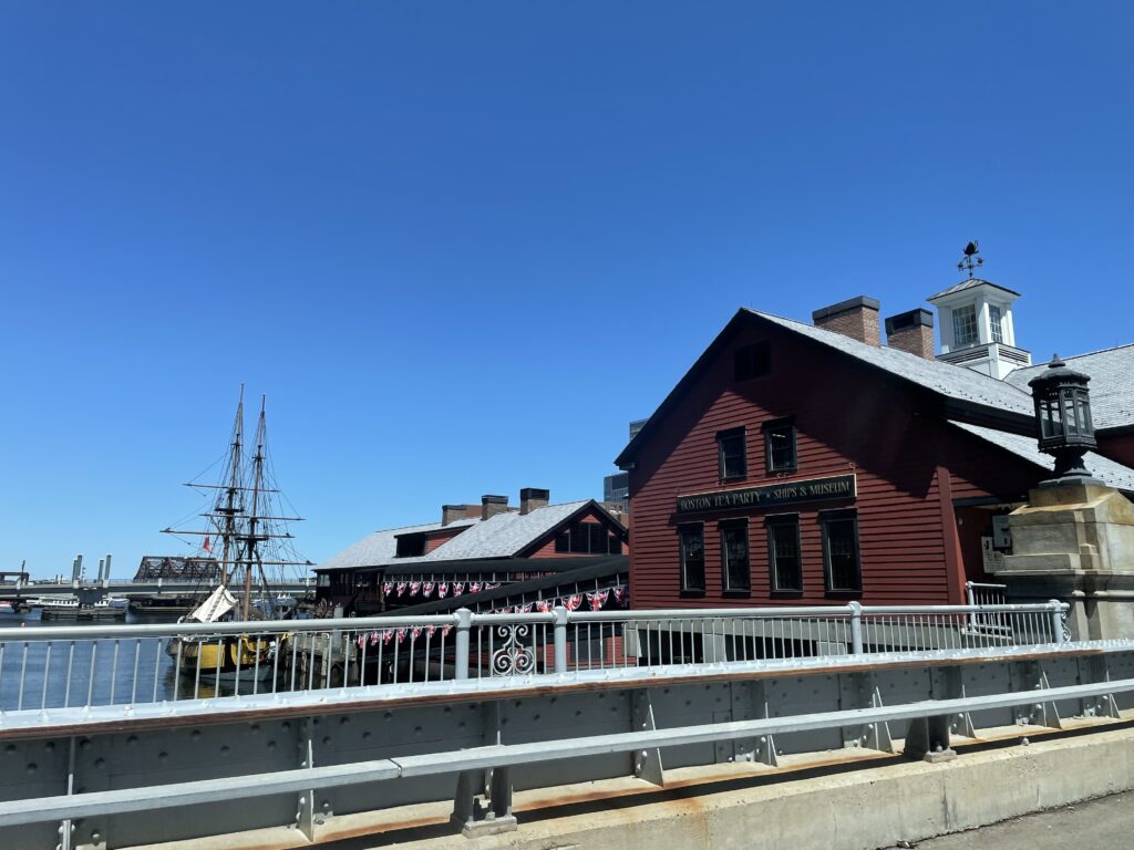 ボストン、ボストン茶会事件の船と博物館