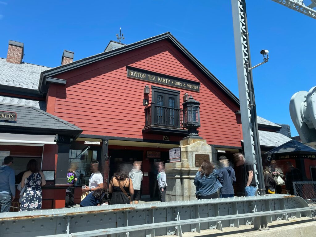 ボストン、ボストン茶会事件の船と博物館