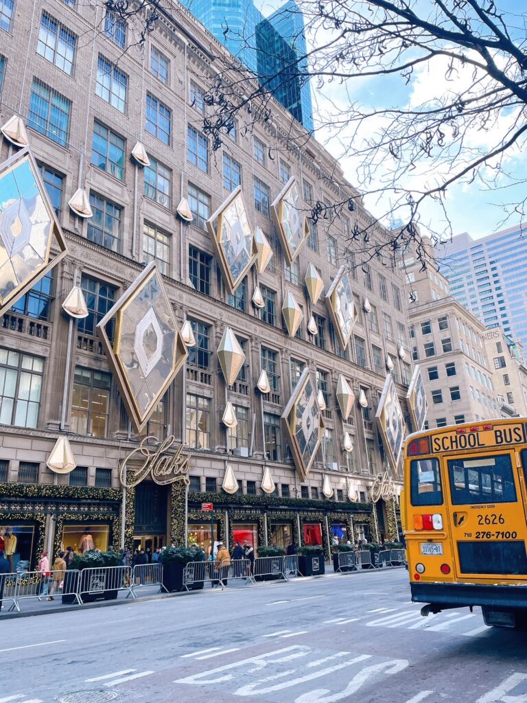 ニューヨーク五番街のクリスマスイルミネーション、サックスフィフスアベニュー