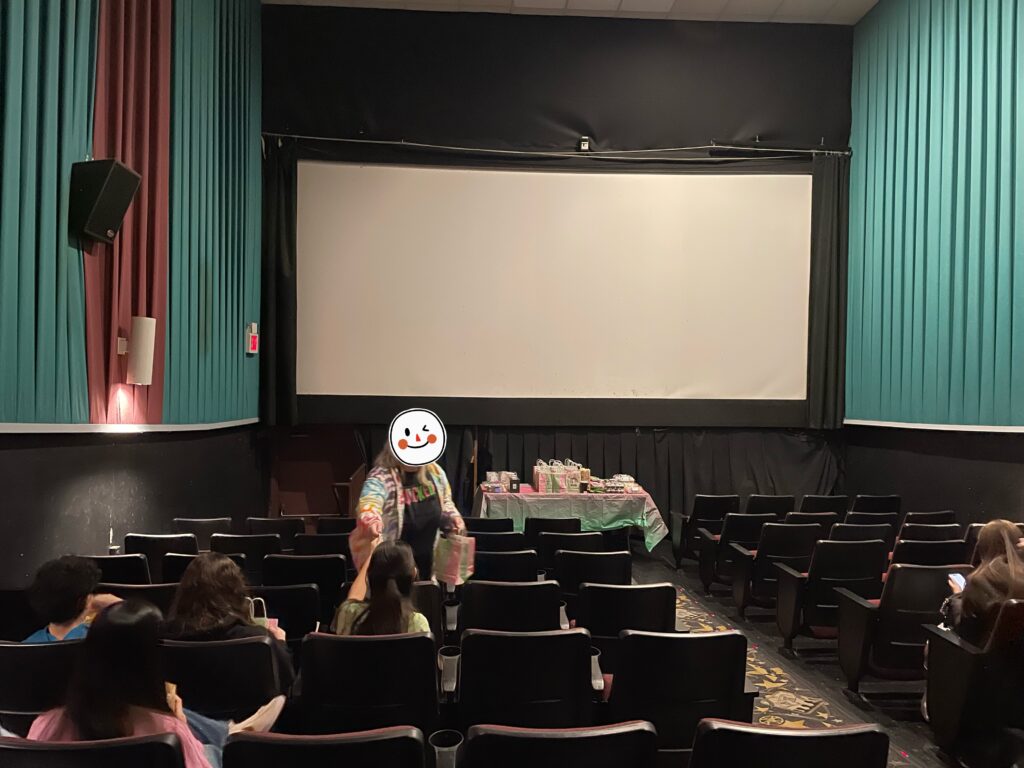 アメリカ誕生日会、映画館