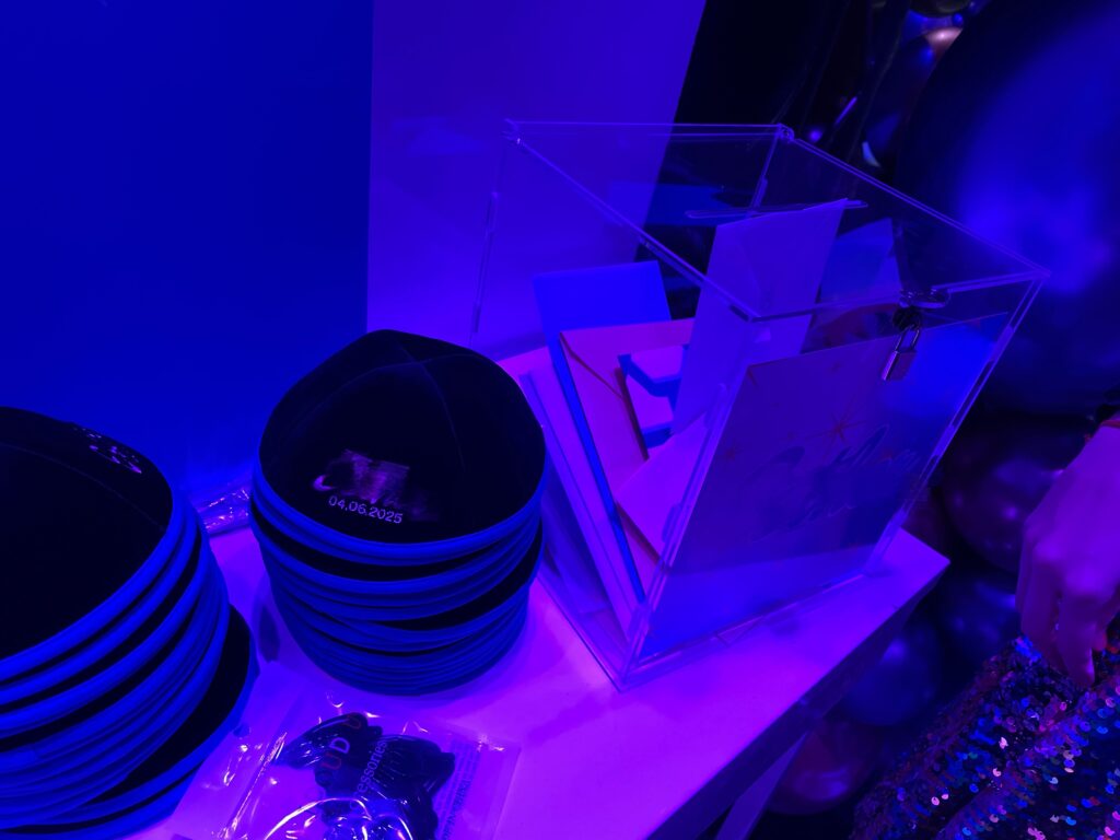 アメリカ誕生日会、ユダヤ人、バットミツバ