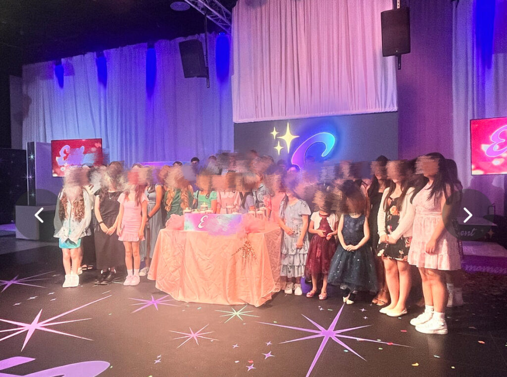 アメリカ誕生日会、ユダヤ人、バットミツバ