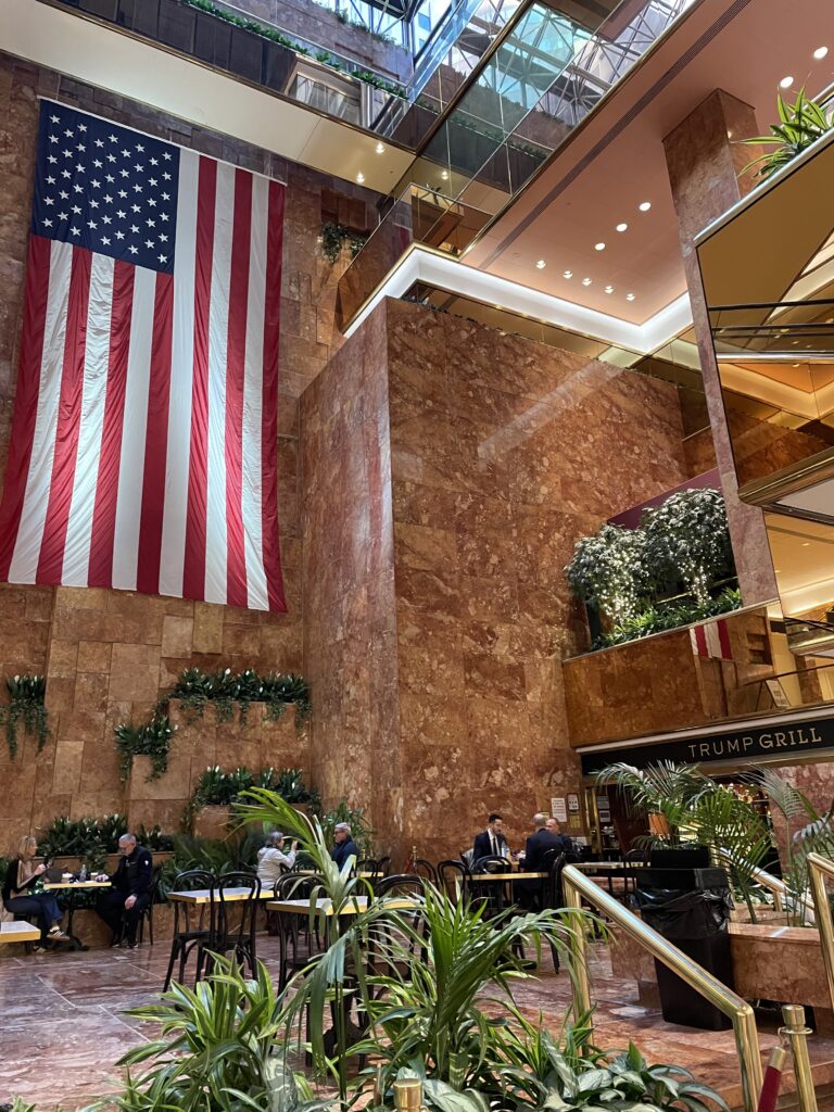 ホリデーシーズン、マンハッタン弾丸街歩き、トランプタワー