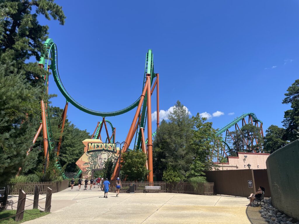 シックスフラッグズ、Six Flags